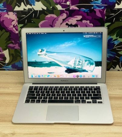 Apple MacBook Air i5 13-inch laptop in silver with slim design