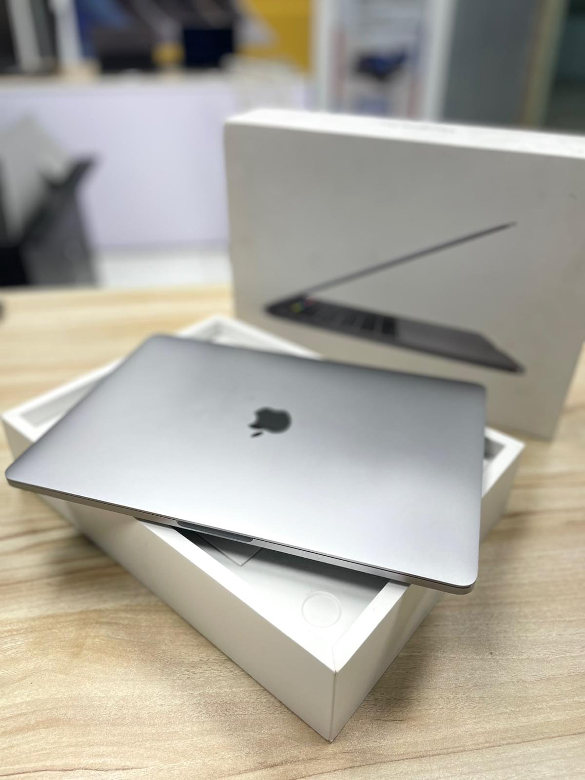 💻 Apple MacBook Pro 13” with Touch Bar – Power. Precision. Performance. - Image 7