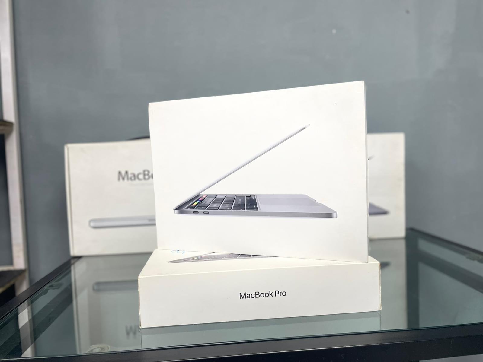 💻 Apple MacBook Pro 13” with Touch Bar – Power. Precision. Performance.